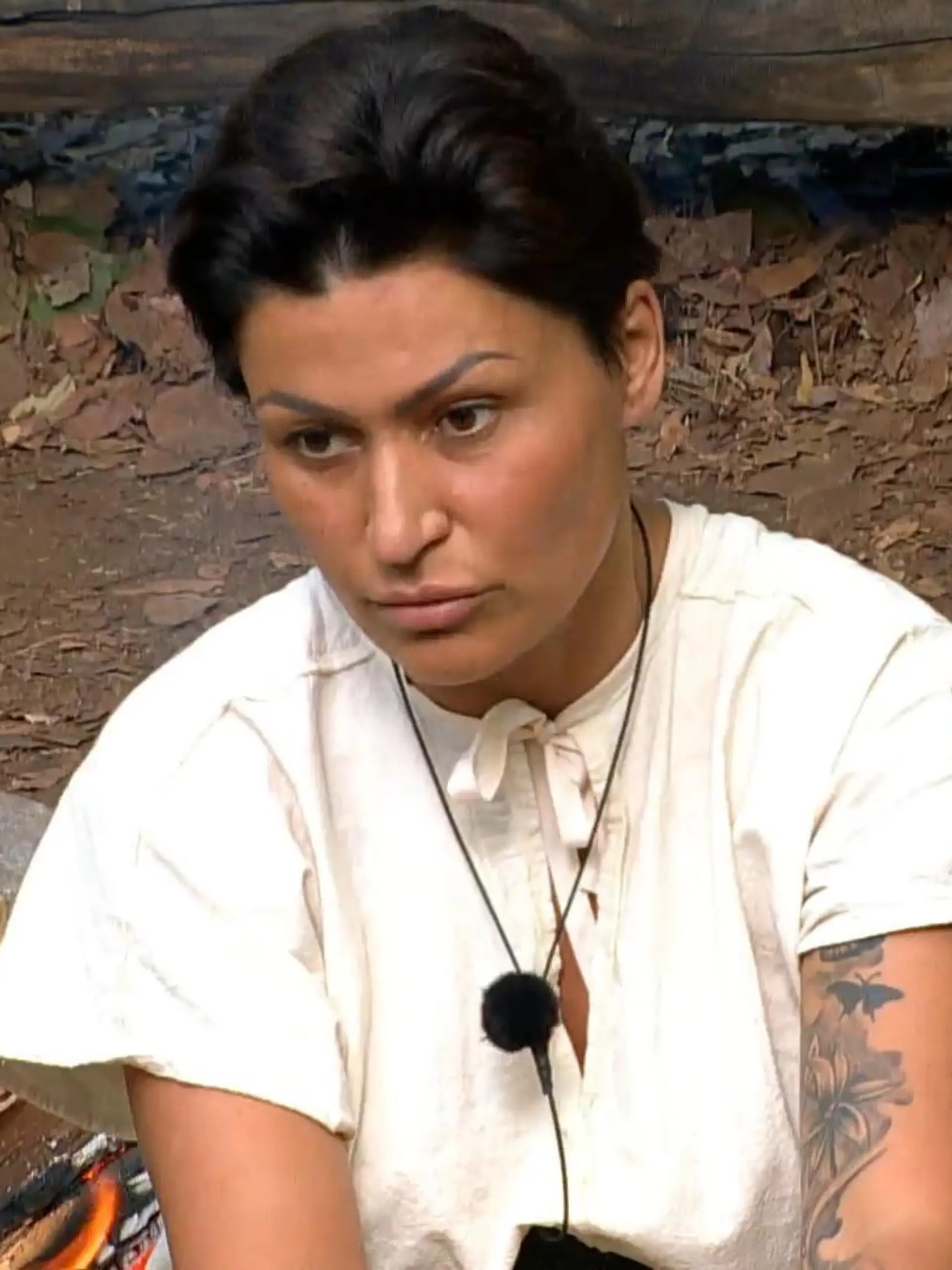 Am Lagerfeuer packt Jasmin eine dramatische Geschichte aus.