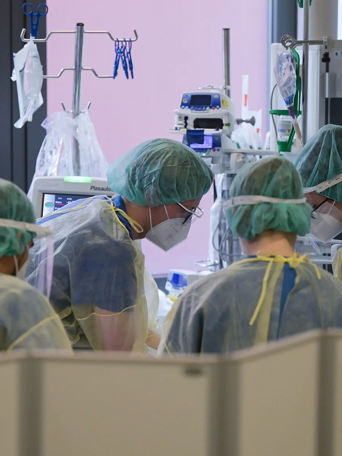 05.01.2022, Hessen, Offenbach am Main: Pfleger und Pflegerinnen sowie eine Ärztin kümmern sich auf der Intensivstation für Corona-Patienten am Sana Klinikum Offenbach um einen Patienten. Auf der Corona-Intensivstation sind momentan alle Betten bis auf zwei belegt. Die Coronainfektionszahlen im Rhein-Main-Gebiet steigen jedoch wieder an. Foto: Sebastian Gollnow/dpa +++ dpa-Bildfunk +++