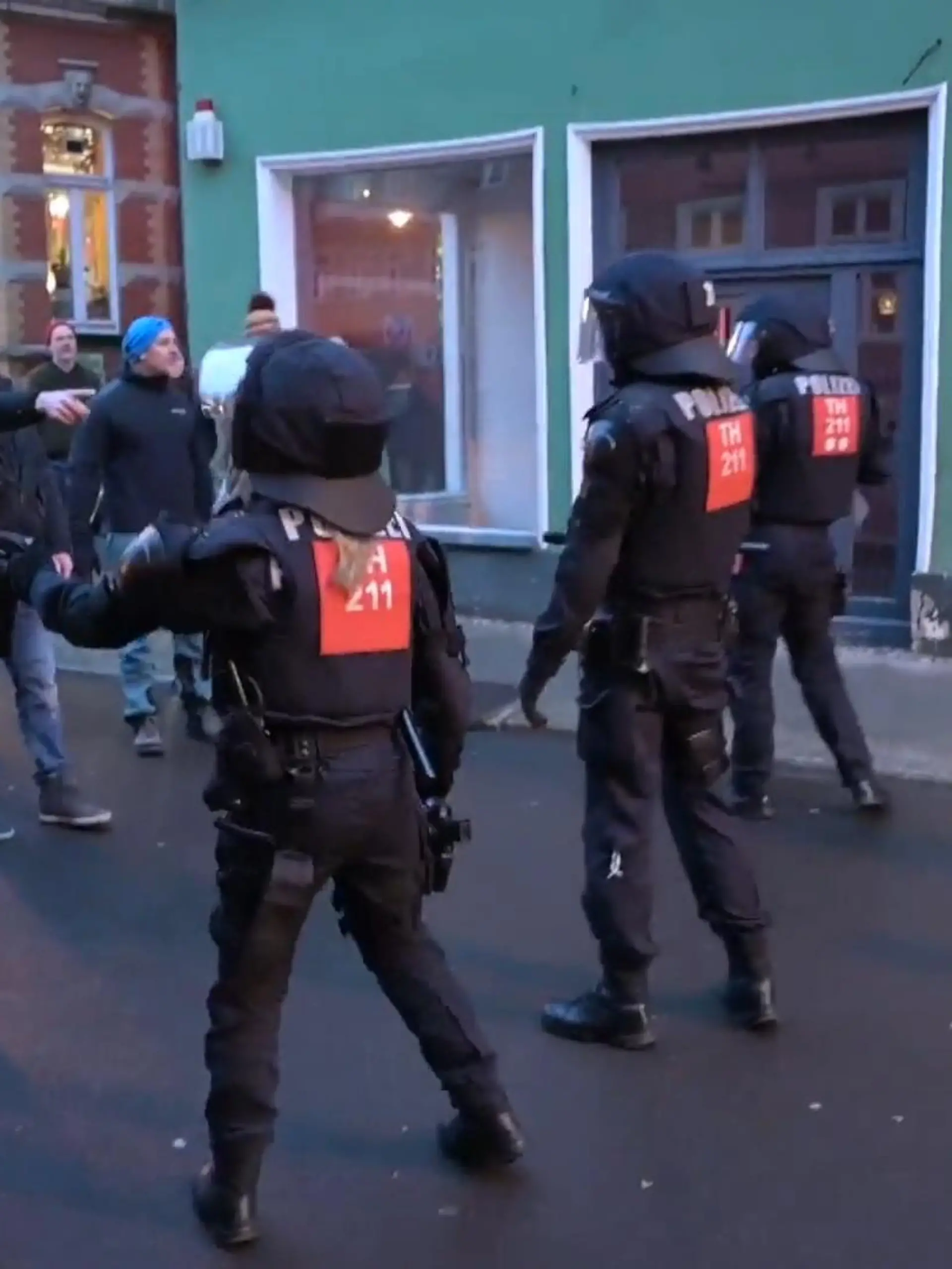Demonstration mit über 1.000 Mitläufern beginnt zu kippen. Plötzlich muss die Polizei die Flucht ergreifen und sucht Verstärkung.
