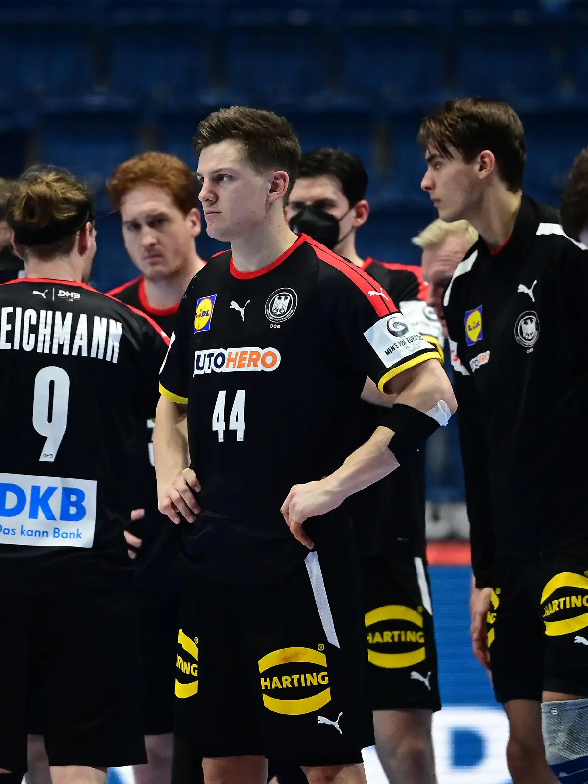 21.01.2022, Slowakei, Bratislava: Handball: EM, Deutschland - Norwegen, Hauptrunde, Gruppe 2, 2. Spieltag. Deutschlands Team um Tobias Reichmann und Christoph Steinert (44) steht nach dem Spiel auf dem Platz. Deutschland verlor mit 23:28 (12:14). Foto: Marijan Murat/dpa +++ dpa-Bildfunk +++