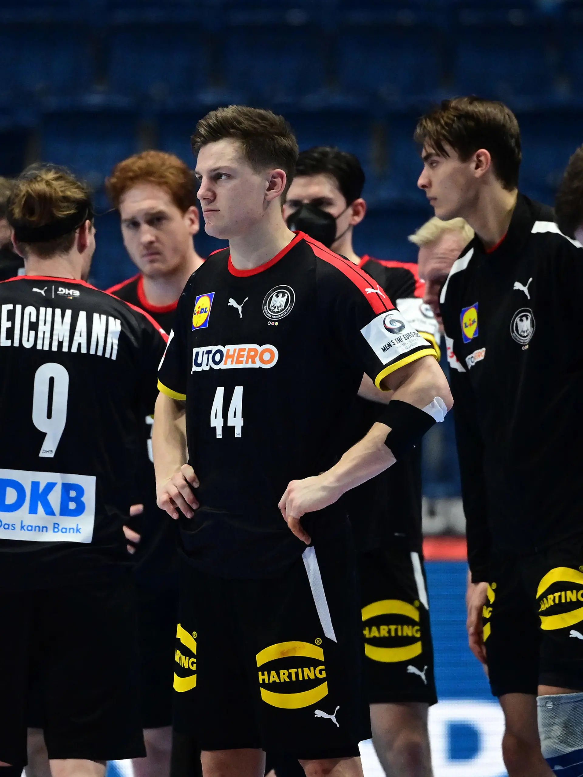 21.01.2022, Slowakei, Bratislava: Handball: EM, Deutschland - Norwegen, Hauptrunde, Gruppe 2, 2. Spieltag. Deutschlands Team um Tobias Reichmann und Christoph Steinert (44) steht nach dem Spiel auf dem Platz. Deutschland verlor mit 23:28 (12:14). Foto: Marijan Murat/dpa +++ dpa-Bildfunk +++