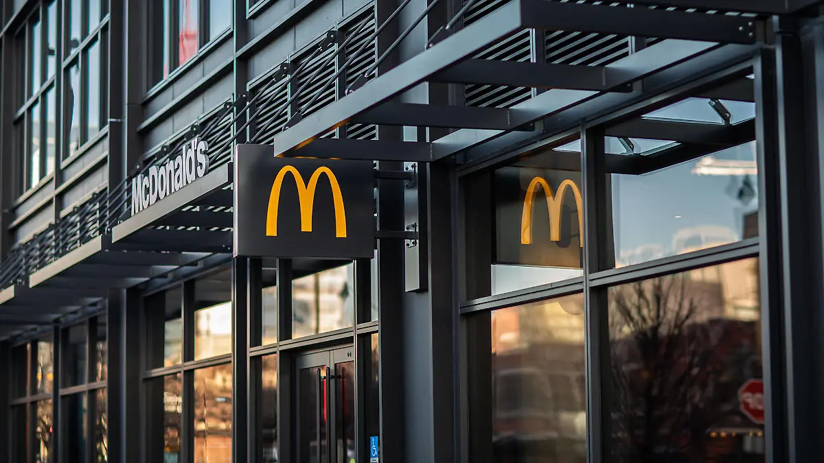 December 19, 2019, Chicago, IL, USA: McDonald s global headquarters in Chicago s Fulton Market district on December 19, 2019. McDonald s president and CEO Chris Kempczinski will cut his base salary by half as restaurant sales plunged last month due to COVID-19. Chicago USA - ZUMAm67 20191219zafm67030 Copyright: xZbigniewxBzdakx
