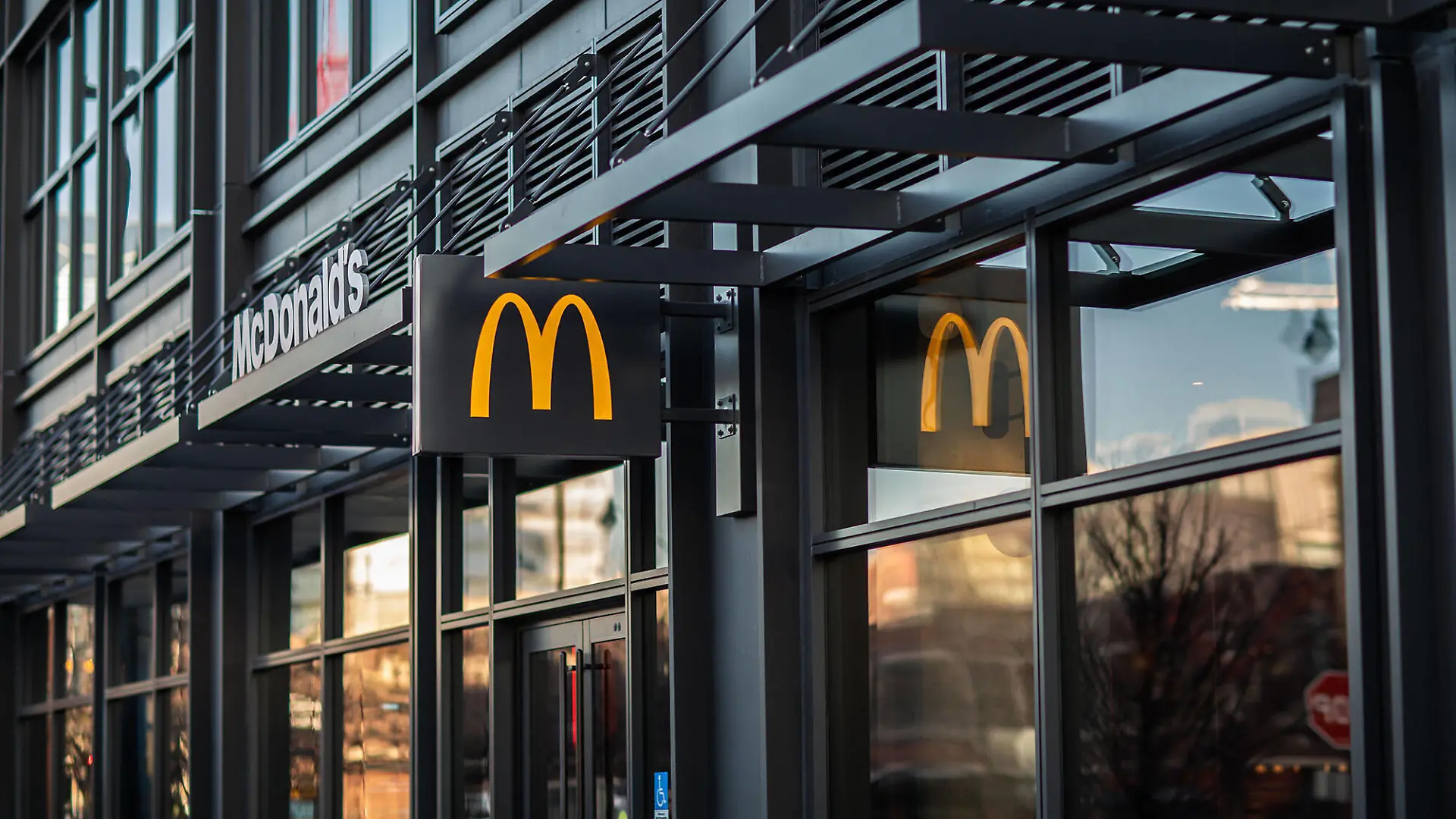 December 19, 2019, Chicago, IL, USA: McDonald s global headquarters in Chicago s Fulton Market district on December 19, 2019. McDonald s president and CEO Chris Kempczinski will cut his base salary by half as restaurant sales plunged last month due to COVID-19. Chicago USA - ZUMAm67 20191219zafm67030 Copyright: xZbigniewxBzdakx