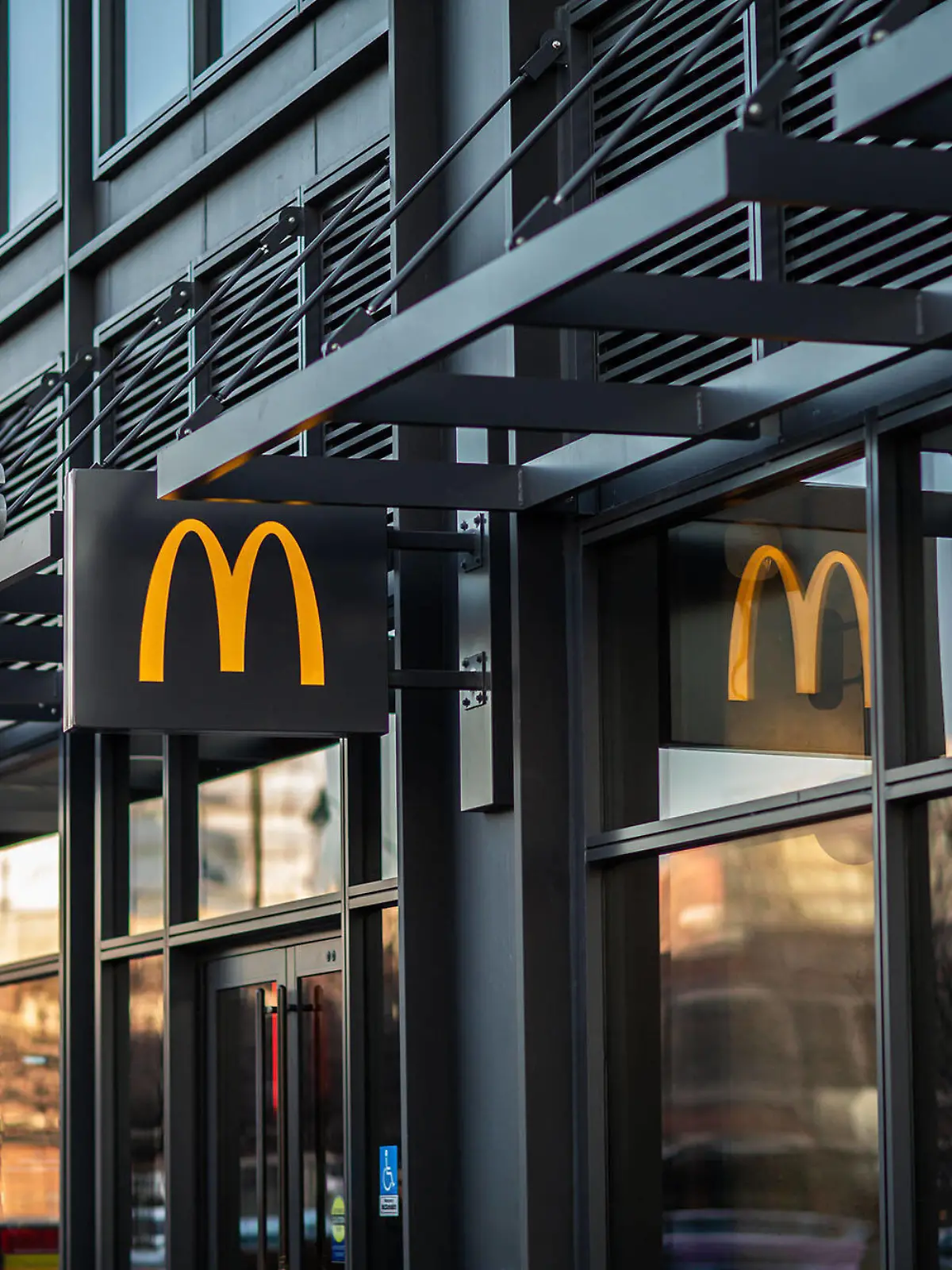 December 19, 2019, Chicago, IL, USA: McDonald s global headquarters in Chicago s Fulton Market district on December 19, 2019. McDonald s president and CEO Chris Kempczinski will cut his base salary by half as restaurant sales plunged last month due to COVID-19. Chicago USA - ZUMAm67 20191219zafm67030 Copyright: xZbigniewxBzdakx