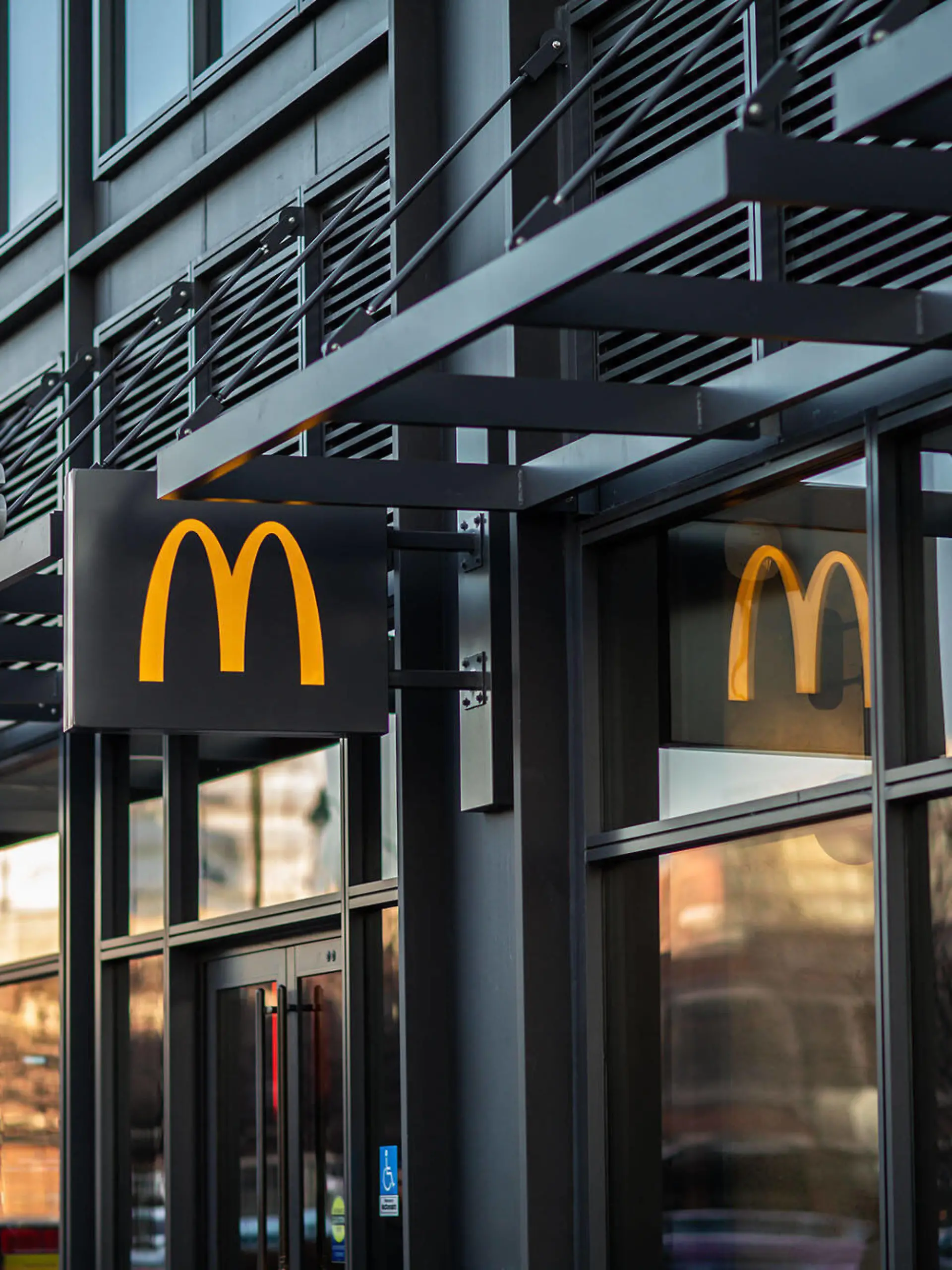 December 19, 2019, Chicago, IL, USA: McDonald s global headquarters in Chicago s Fulton Market district on December 19, 2019. McDonald s president and CEO Chris Kempczinski will cut his base salary by half as restaurant sales plunged last month due to COVID-19. Chicago USA - ZUMAm67 20191219zafm67030 Copyright: xZbigniewxBzdakx