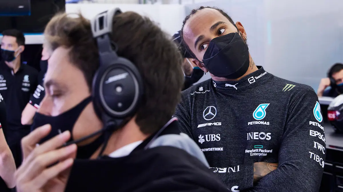 Formula 1 2021: Turkish GP ISTANBUL PARK, TURKEY - OCTOBER 09: Sir Lewis Hamilton, Mercedes, with Toto Wolff, Team Principal and CEO, Mercedes AMG during the Turkish GP at Istanbul Park on Saturday October 09, 2021, Turkey. Photo by Steve Etherington / LAT Images Images PUBLICATIONxINxGERxSUIxAUTxHUNxONLY GP2116_084736SNE45081 