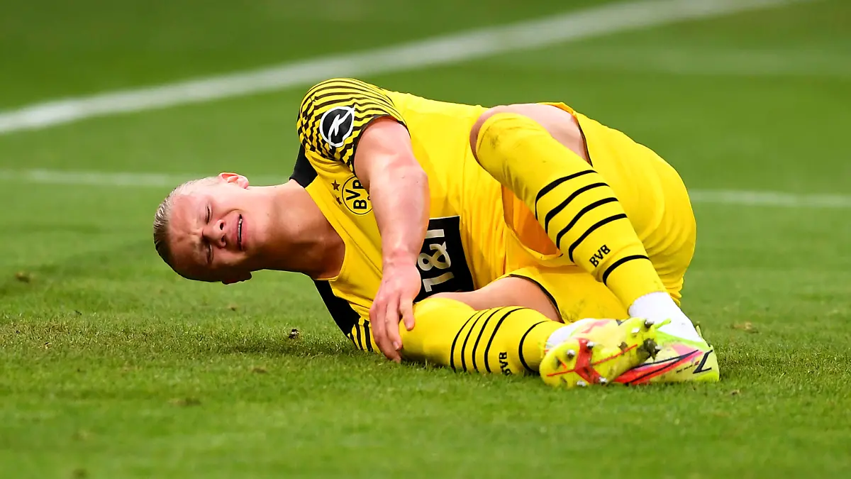 Fussball 1. Bundesliga Saison 2021/2022 20. Spieltag TSG 1899 Hoffenheim - Borussia Dortmund 22.01.2022 Erling Haaland Borussia Dortmund verletzt am Boden *** Football 1 Bundesliga season 2021 2022 20 match TSG 1899 Hoffenheim Borussia Dortmund 22 01 2022 Erling Haaland Borussia Dortmund injured on the ground
