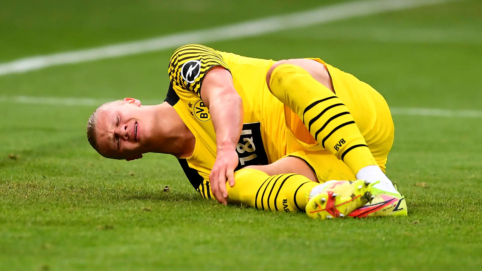  Fussball 1. Bundesliga Saison 2021/2022 20. Spieltag TSG 1899 Hoffenheim - Borussia Dortmund 22.01.2022 Erling Haaland Borussia Dortmund verletzt am Boden *** Football 1 Bundesliga season 2021 2022 20 match TSG 1899 Hoffenheim Borussia Dortmund 22 01 2022 Erling Haaland Borussia Dortmund injured on the ground