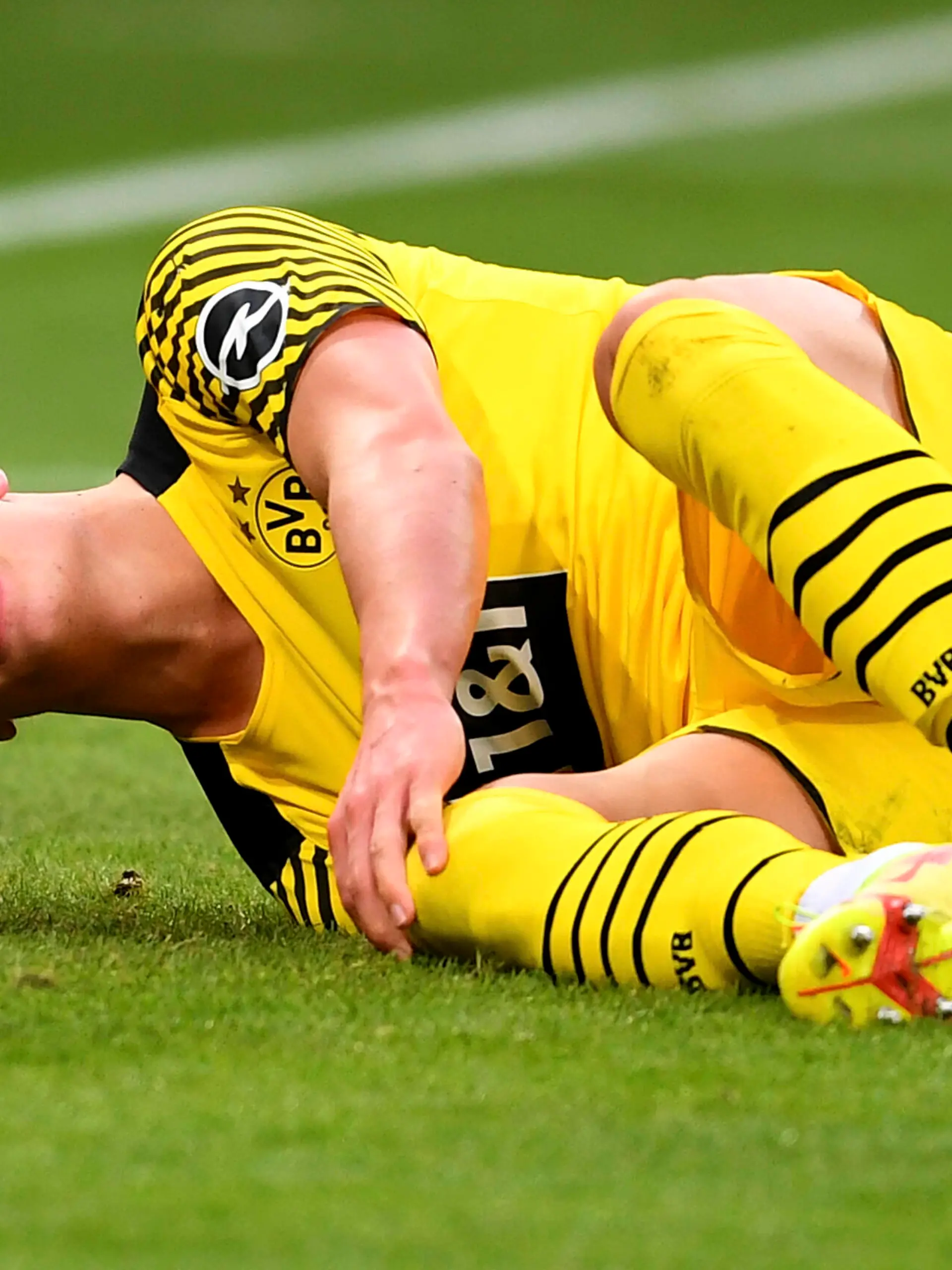  Fussball 1. Bundesliga Saison 2021/2022 20. Spieltag TSG 1899 Hoffenheim - Borussia Dortmund 22.01.2022 Erling Haaland Borussia Dortmund verletzt am Boden *** Football 1 Bundesliga season 2021 2022 20 match TSG 1899 Hoffenheim Borussia Dortmund 22 01 2022 Erling Haaland Borussia Dortmund injured on the ground