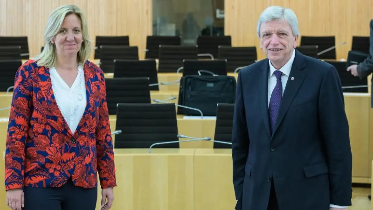 Volker Bouffier lächelt in die Kamera