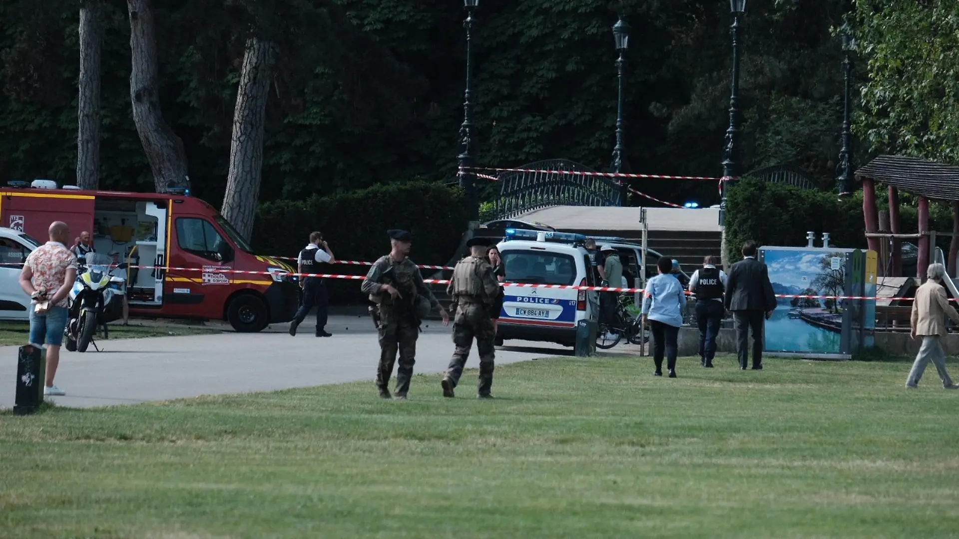 ©PHOTOPQR/LE DAUPHINE/Tom PHAM VAN SUU ; Annecy ; 08/06/2023 ; Attaque au couteau sur le pâquier Attaque au couteau à Annecy : sept blessés, dont six enfants, un homme interpellé Un homme a été interpellé, ce jeudi matin à Annecy (Haute-Savoie), soupçonné d’avoir attaqué sept personnes avec un couteau. Six enfants en bas âge figurent parmi les victimes. Knife attack in Annecy: seven injured, including six children, one man arrested A man was arrested this Thursday morning in Annecy (Haute-Savoie), suspected of having attacked seven people with a knife. Six young children are among the victims.