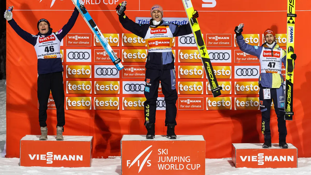Ski nordisch/Skispringen: Weltcup, Großschanze, Herren, 2. Durchgang: l-r: Anze Lanisek aus Slowenien, Karl Geiger und Markus Eisenbichler aus Deutschland jubeln während der Siegerehrung.