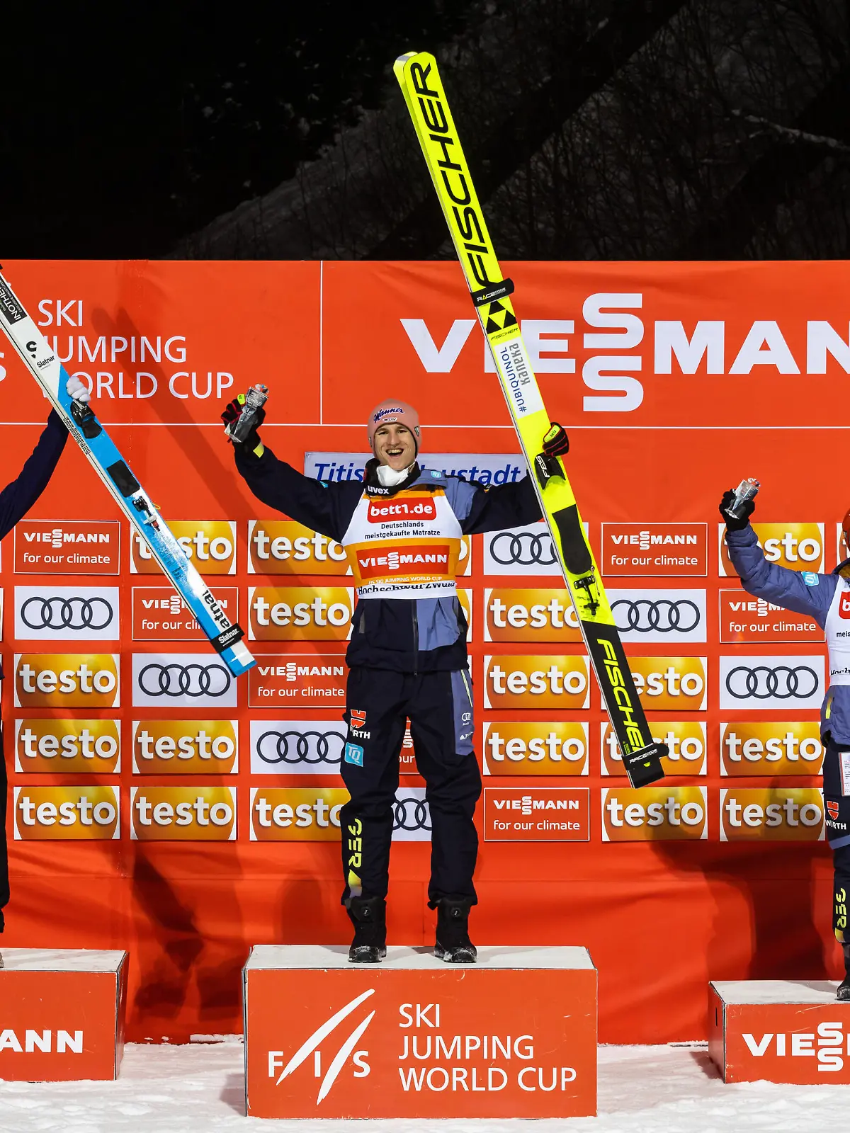 Ski nordisch/Skispringen: Weltcup, Großschanze, Herren, 2. Durchgang: l-r: Anze Lanisek aus Slowenien, Karl Geiger und Markus Eisenbichler aus Deutschland jubeln während der Siegerehrung.