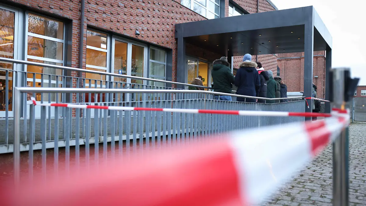 15.01.2022, Hamburg: Menschen stehen in einer kurzen Schlange während einer Impfaktion der Hochbahn Hamburg im Stadtteil Barmbek. Interessierte für Erst-, Zweit- und Boosterimpfungen können sich bei der mobilen Impfaktion vom 14. bis 16. Januar ohne Anmeldung impfen lassen. Foto: Christian Charisius/dpa +++ dpa-Bildfunk +++