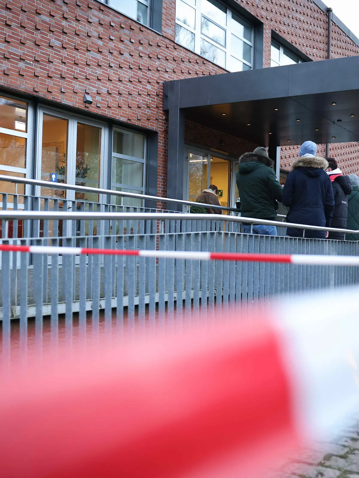 15.01.2022, Hamburg: Menschen stehen in einer kurzen Schlange während einer Impfaktion der Hochbahn Hamburg im Stadtteil Barmbek. Interessierte für Erst-, Zweit- und Boosterimpfungen können sich bei der mobilen Impfaktion vom 14. bis 16. Januar ohne Anmeldung impfen lassen. Foto: Christian Charisius/dpa +++ dpa-Bildfunk +++