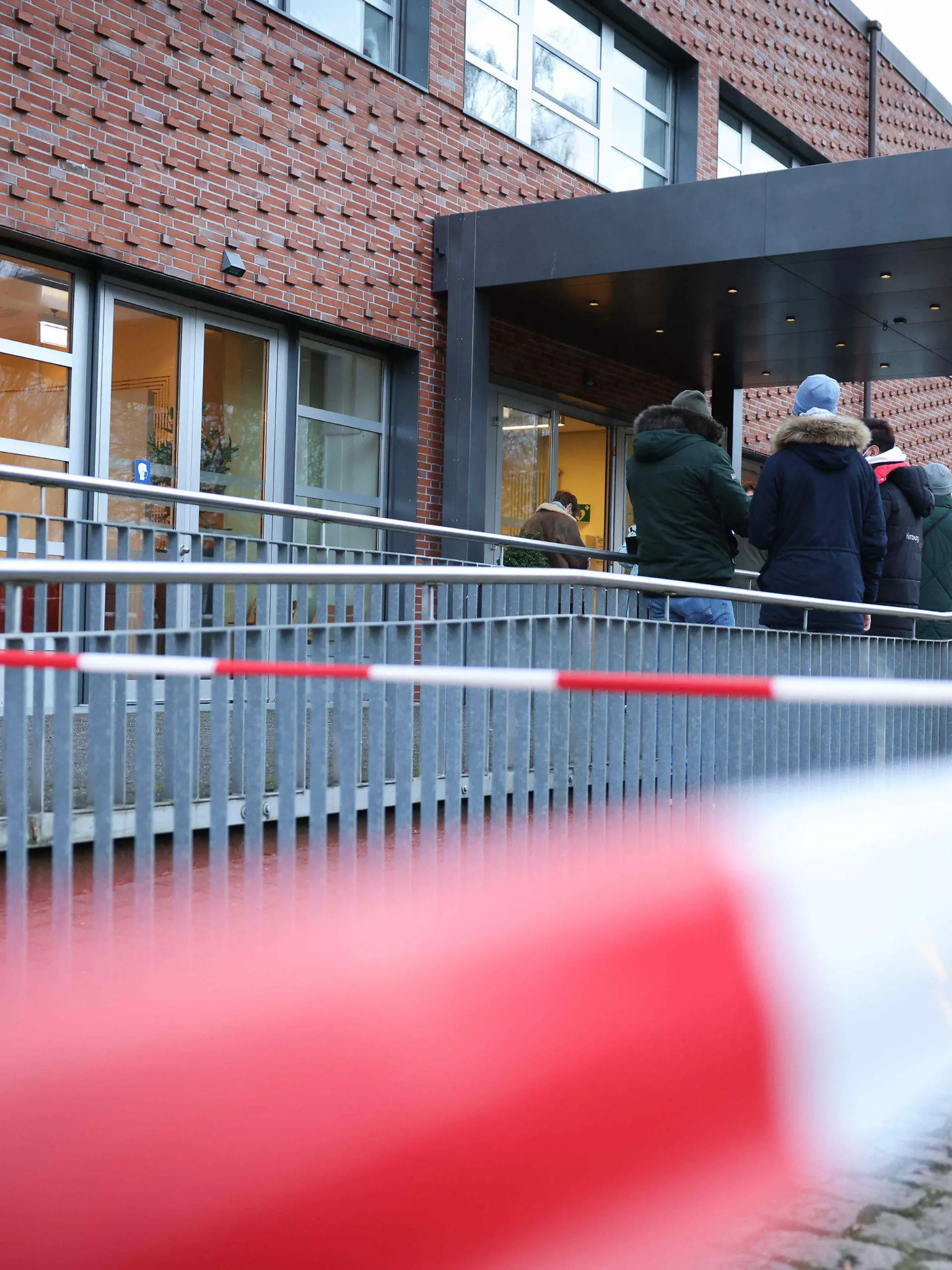 15.01.2022, Hamburg: Menschen stehen in einer kurzen Schlange während einer Impfaktion der Hochbahn Hamburg im Stadtteil Barmbek. Interessierte für Erst-, Zweit- und Boosterimpfungen können sich bei der mobilen Impfaktion vom 14. bis 16. Januar ohne Anmeldung impfen lassen. Foto: Christian Charisius/dpa +++ dpa-Bildfunk +++
