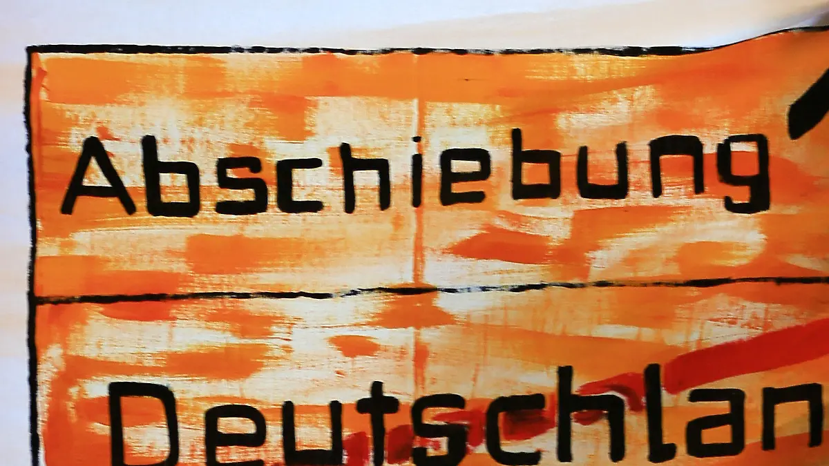 ARCHIV - Ein Protest-Transparent hängt am 18.10.2013 in Hamburg bei einer Pressekonferenz der Flüchtlingsgruppe «Lampedusa in Hamburg» in einem Fenster. Schleswig-Holstein will sich bei der Abstimmung über die Ausweisung der Maghreb-Staaten als sichere Herkunftsländer am 10.03.2017 im Bundesrat enthalten. Foto: Christian Charisius/dpa +++(c) dpa - Bildfunk+++