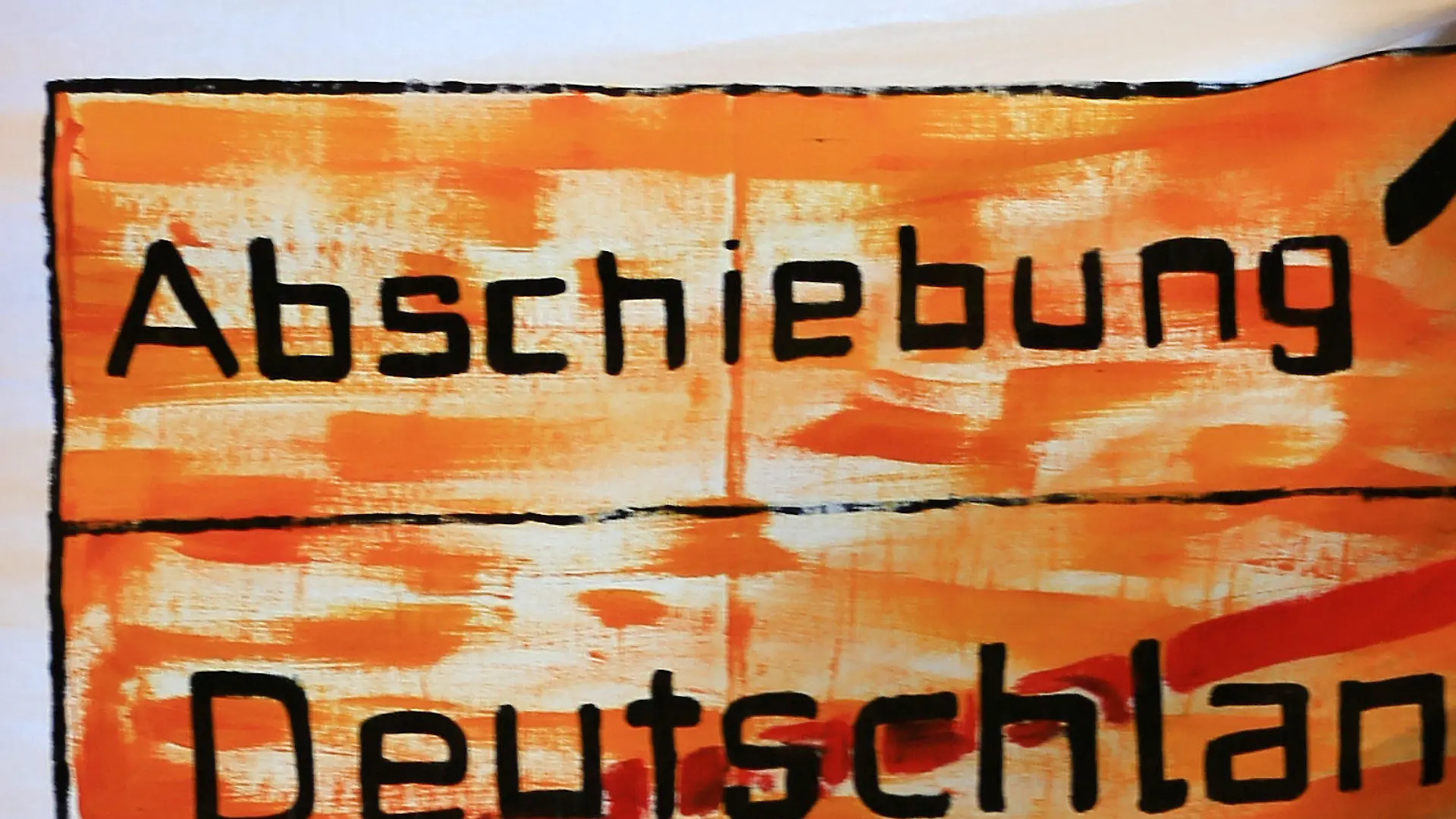 ARCHIV - Ein Protest-Transparent hängt am 18.10.2013 in Hamburg bei einer Pressekonferenz der Flüchtlingsgruppe «Lampedusa in Hamburg» in einem Fenster. Schleswig-Holstein will sich bei der Abstimmung über die Ausweisung der Maghreb-Staaten als sichere Herkunftsländer am 10.03.2017 im Bundesrat enthalten. Foto: Christian Charisius/dpa +++(c) dpa - Bildfunk+++