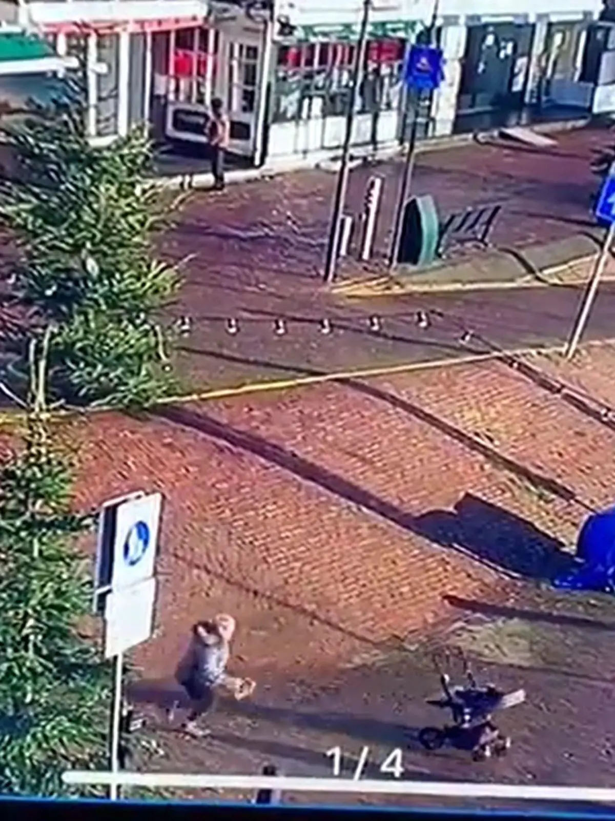 Kinderwagen rollt im niederländischen Volendam vom Deich ins Wasser.