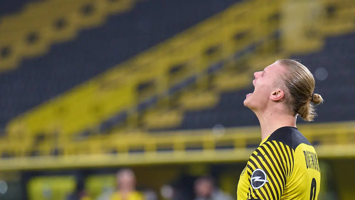 Sport Bilder des Tages Erling HAALAND, Haland, BVB 9 scores, shoots goal , Tor, Treffer, Torschuss, 4-1, celebrates his goal, happy, laugh, celebration, in the match BORUSSIA DORTMUND - SC FREIBURG 1.German Football League on Jan 14, 2022 in Dortmund, Germany Season 2021/2022, matchday 19, 1.Bundesliga, 19.Spieltag, BVB