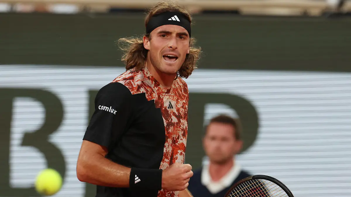 (230607) -- PARIS, June 7, 2023 (action press/Xinhua) -- Stefanos Tsitsipas reacts during the men's singles quarterfinal match between Carlos Alcaraz of Spain and Stefanos Tsitsipas of Greece at the French Open tennis tournament at Roland Garros in Paris, France, on June 6, 2023. (action press/Xinhua/Gao Jing) / action press