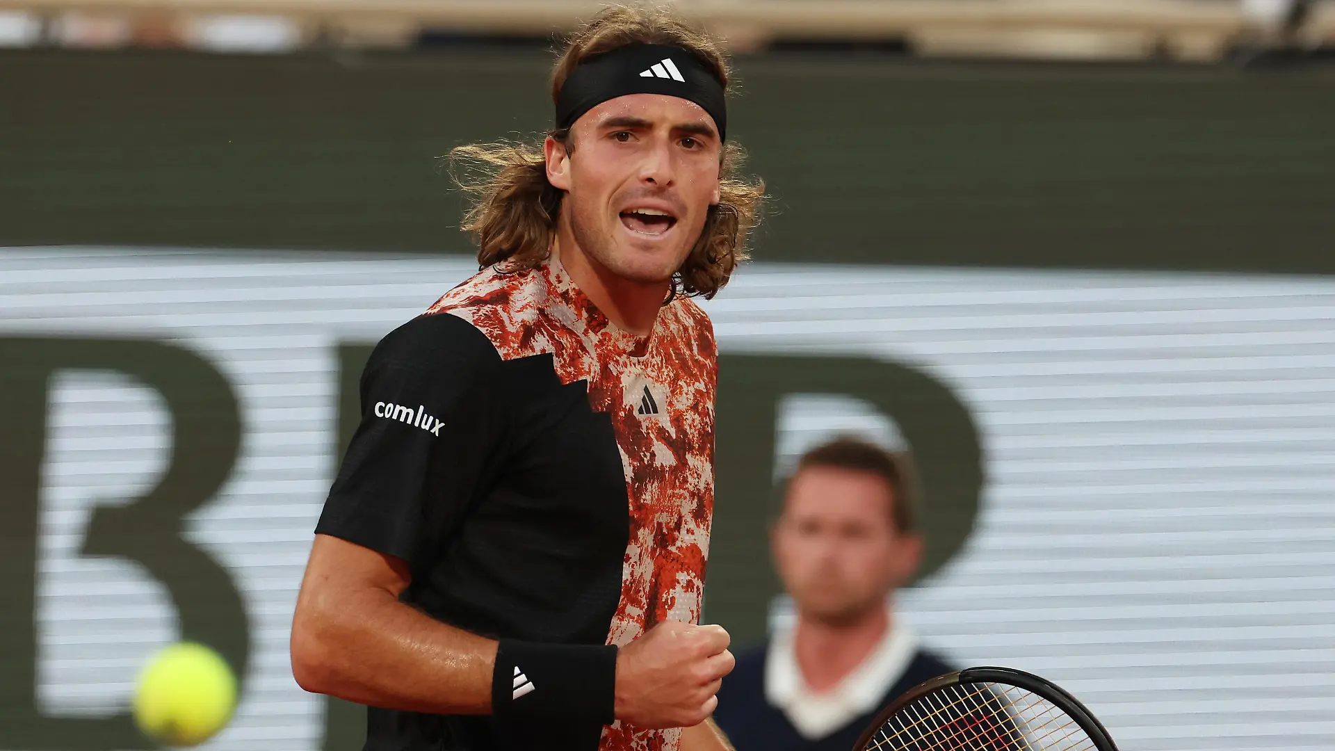 (230607) -- PARIS, June 7, 2023 (action press/Xinhua) -- Stefanos Tsitsipas reacts during the men's singles quarterfinal match between Carlos Alcaraz of Spain and Stefanos Tsitsipas of Greece at the French Open tennis tournament at Roland Garros in Paris, France, on June 6, 2023. (action press/Xinhua/Gao Jing) / action press