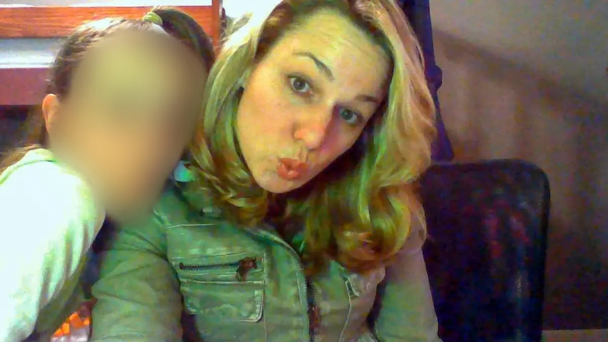 Eine junge Frau mit blonden Haaren verzieht ihren Mund zu einer Grimase.