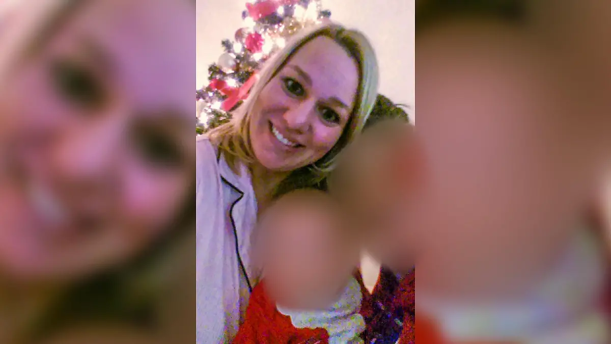 Eine Frau mit blonden Haaren umringt von ihren Kindern