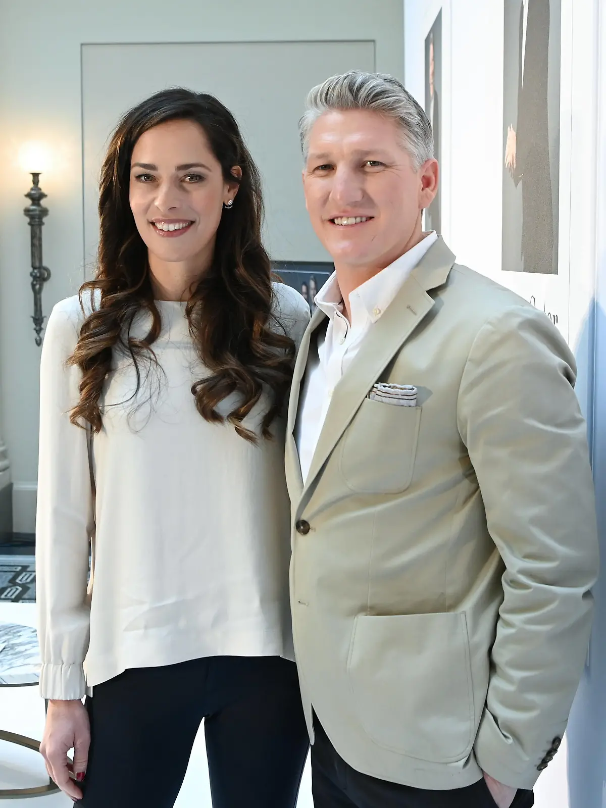 20.01.2022, Berlin: Bastian Schweinsteiger und seine Ehefrau Ana Ivanovic stehen bei der Präsentation der Biografie "Einer von euch" im Hotel de Rome auf der Bühne. Das Buch hat der Schriftsteller Martin Suter über Bastian Schweinsteiger geschrieben. Es erscheint am 26.01.2022 im Diogenes Verlag. Foto: Jens Kalaene/dpa-Zentralbild/dpa +++ dpa-Bildfunk +++