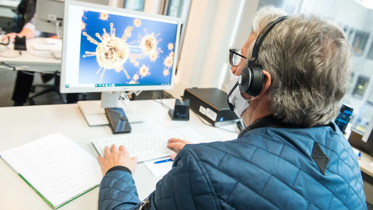 ARCHIV - 11.11.2020, Hamburg: Ein Mitarbeiter sitzt während eines Pressetermins in der Zentralen Unterstützung der Kontaktnachverfolgung vor einem Computer, auf dessen Bildschirm der Hamburger Pandemie-Manager angezeigt wird. (Zu dpa-Meldung: «Linke und FDP kritisieren Ausstattung der Gesundheitsämter») Foto: Daniel Bockwoldt/dpa +++ dpa-Bildfunk +++