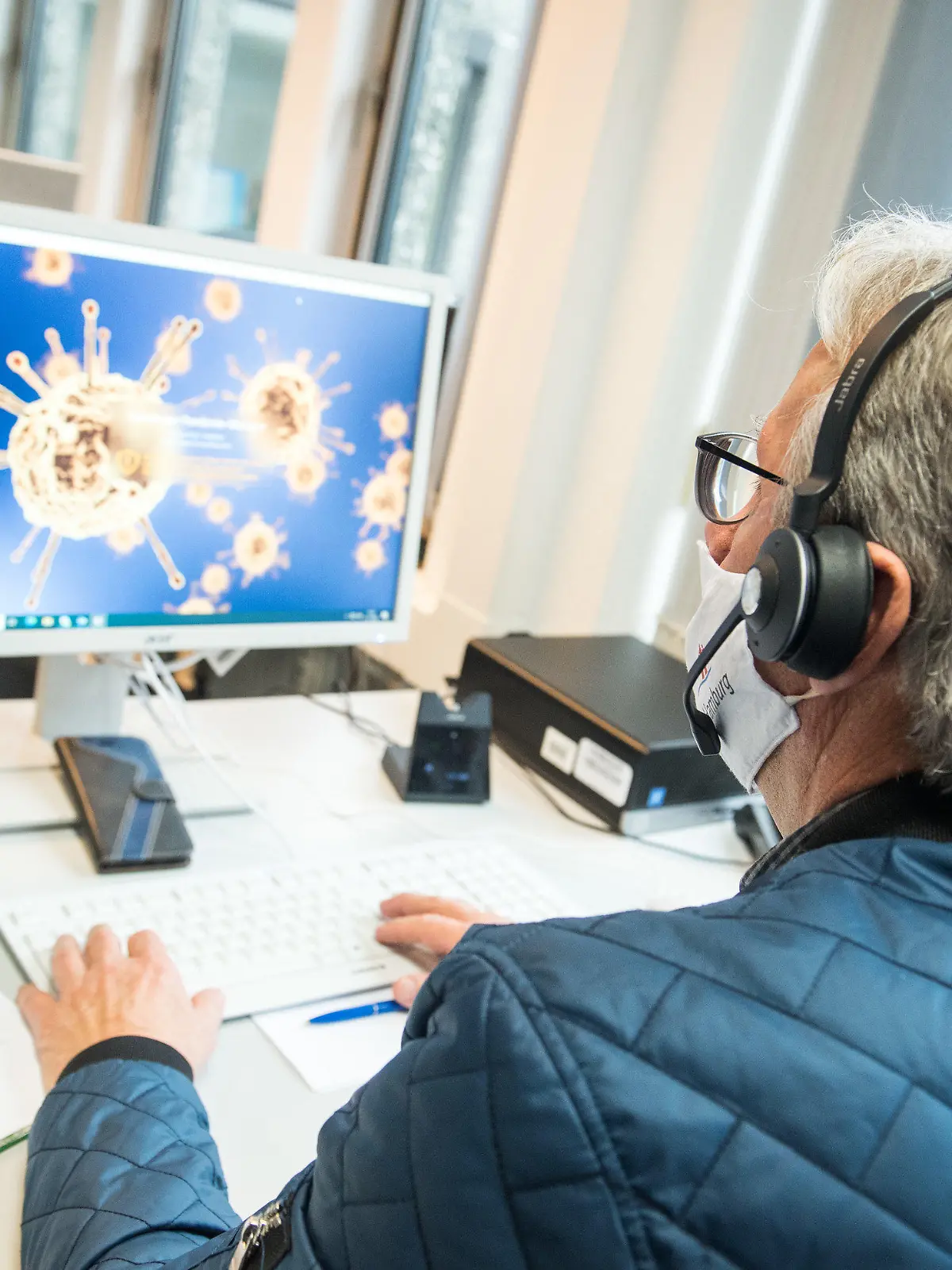 ARCHIV - 11.11.2020, Hamburg: Ein Mitarbeiter sitzt während eines Pressetermins in der Zentralen Unterstützung der Kontaktnachverfolgung vor einem Computer, auf dessen Bildschirm der Hamburger Pandemie-Manager angezeigt wird. (Zu dpa-Meldung: «Linke und FDP kritisieren Ausstattung der Gesundheitsämter») Foto: Daniel Bockwoldt/dpa +++ dpa-Bildfunk +++