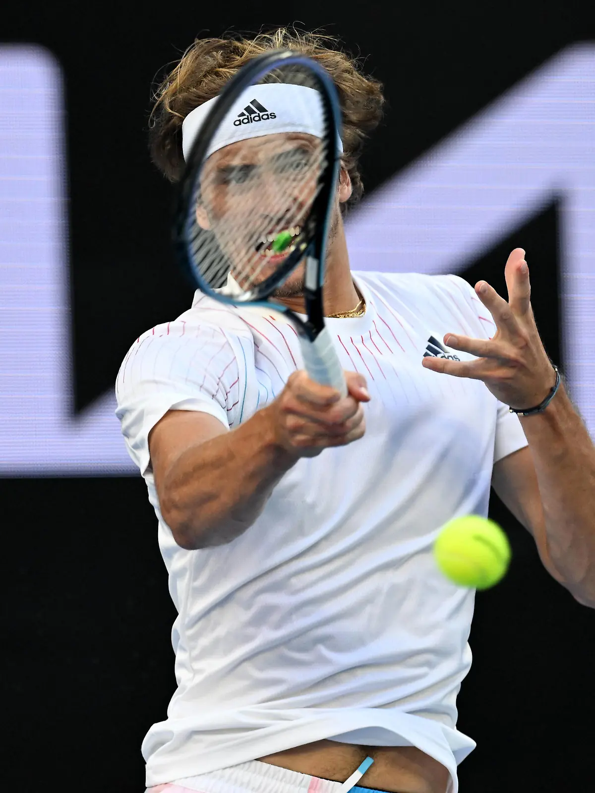 TENNIS AUSTRALIAN OPEN, Alexander Zverev of Germany during his third round Mens singles match against Radu Albot of Moldova on Day 5 of the Australian Open, at Melbourne Park, in Melbourne, Friday, January 21, 2022.  ACHTUNG: NUR REDAKTIONELLE NUTZUNG, KEINE ARCHIVIERUNG UND KEINE BUCHNUTZUNG MELBOURNE VIC AUSTRALIA PUBLICATIONxINxGERxSUIxAUTxONLY Copyright: xDEANxLEWINSx 20220121001615410411 