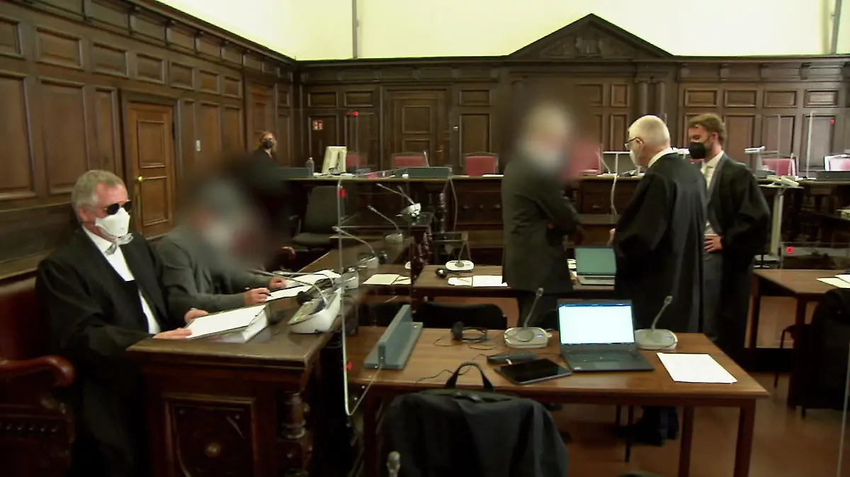 Die beiden Angeklagten mit Verteidiger während des Prozesses im Mai 2022.