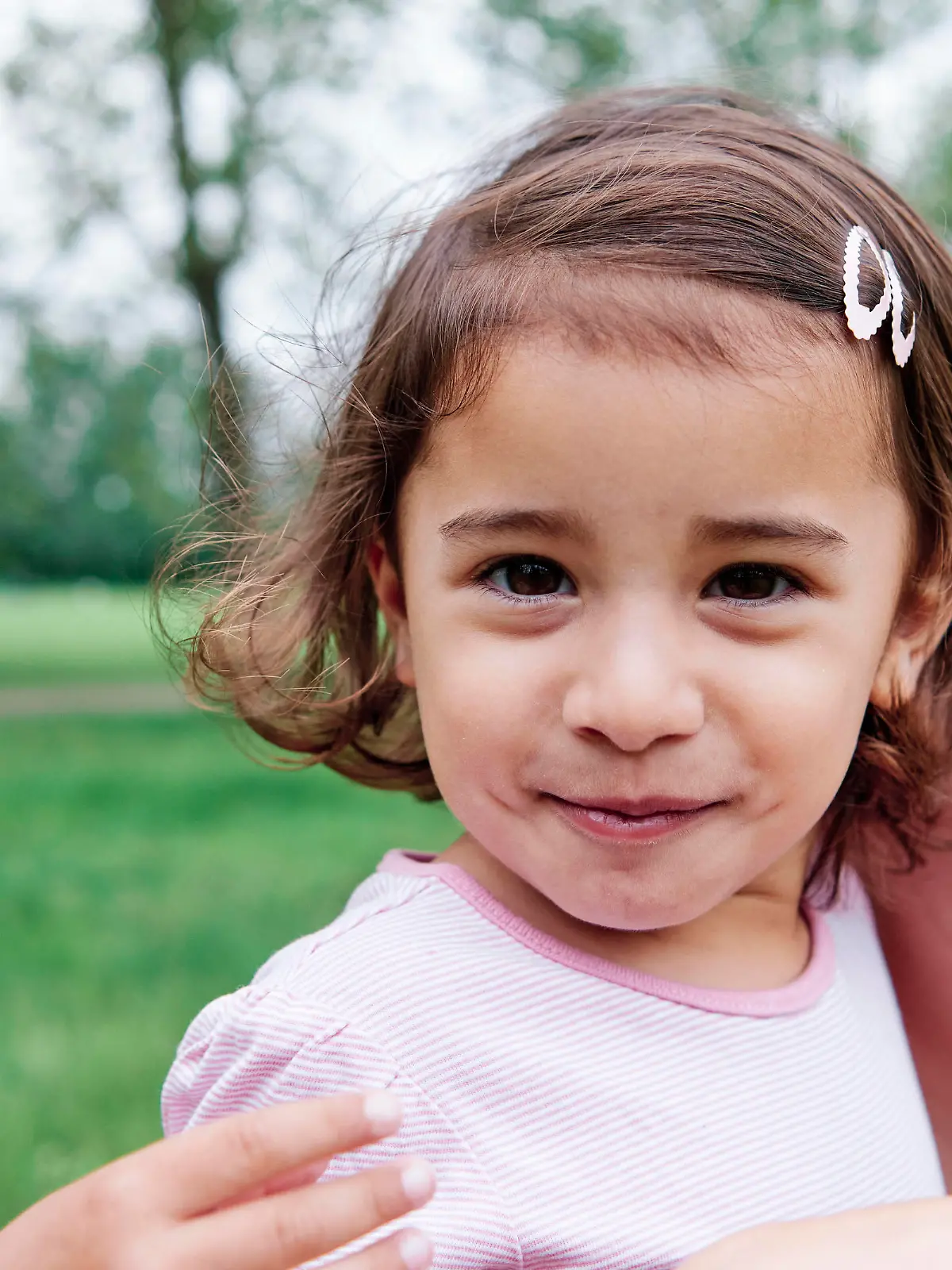 Cute daughter with mother at park model released Symbolfoto ASGF00694 