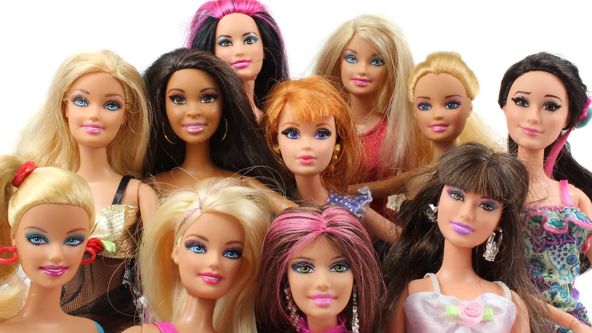 Eine Gruppe an Barbie-Puppen.