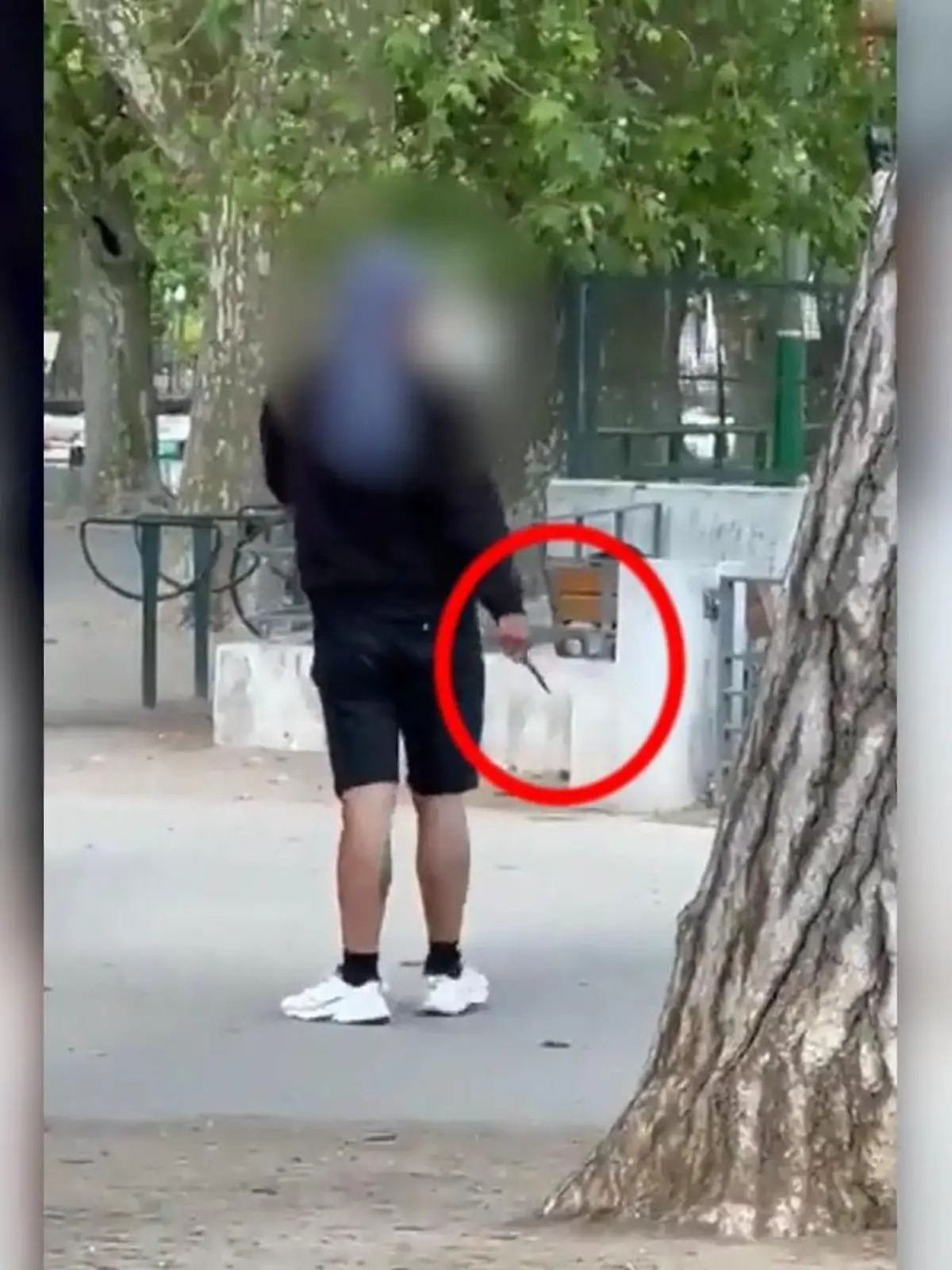 Ein Mann ist in der französischen Stadt Annecy in einem Park mit einem Messer auf spielende Kinder losgegangen. Mehrere Kinder wurden dabei verletzt, außerdem zwei Rentner. Der mutmaßliche Täter, ein 31-jähriger Syrer, wurde festgenommen.