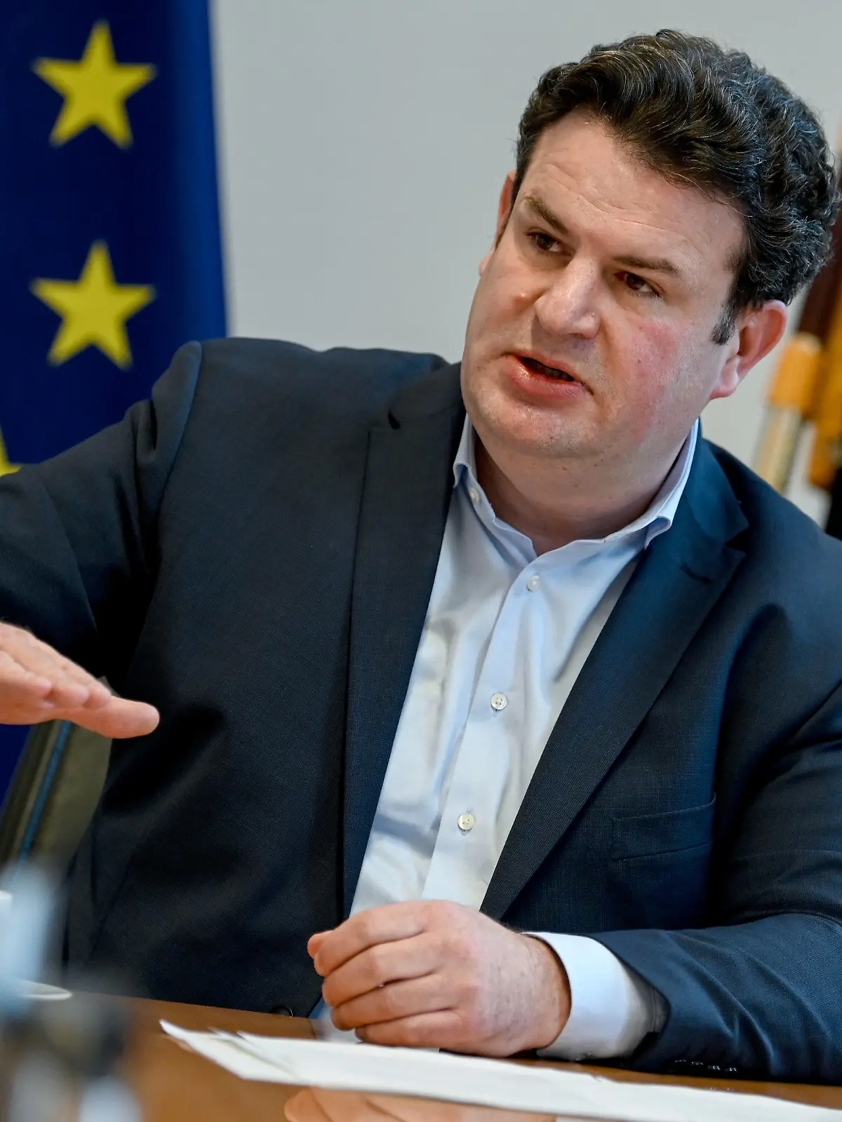 ARCHIV - 06.01.2022, Berlin: Hubertus Heil (SPD), Bundesminister für Arbeit und Soziales, spricht beim dpa-Interview im Bundesministerium für Arbeit und Soziales (BMAS). (zu dpa «Weiter Weg zur Weiterbildungsrepublik») Foto: Britta Pedersen/dpa-Zentralbild/dpa +++ dpa-Bildfunk +++