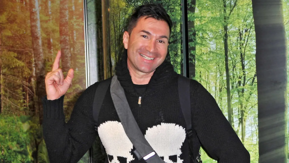 RTL - Dschungelcamp 2022. Lucas Cordalis anläßlich der Abreise der Kandidaten der RTL - Sendung Ich bin ein Star - holt mich hier raus zum Dschungel-Camp 2022 in Südafrika am 09.01.2022 auf dem Flughafen Frankfurt / Main. 20220109MWI7075 *** RTL Dschungelcamp 2022 Lucas Cordalis on the occasion of the departure of the candidates of the RTL program I am a star get me out of here to the jungle camp 2022 in South Africa on 09 01 2022 at Frankfurt Main Airport 20220109MWI7075