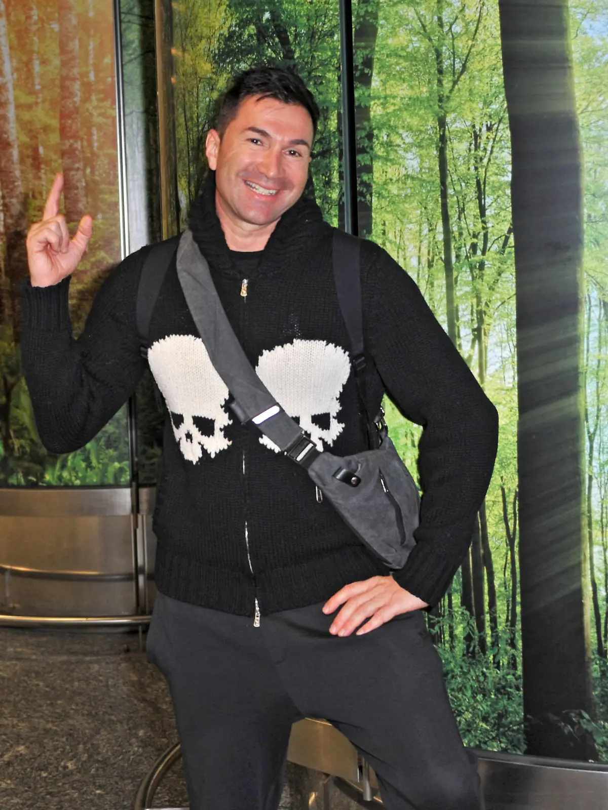  RTL - Dschungelcamp 2022. Lucas Cordalis anläßlich der Abreise der Kandidaten der RTL - Sendung Ich bin ein Star - holt mich hier raus zum Dschungel-Camp 2022 in Südafrika am 09.01.2022 auf dem Flughafen Frankfurt / Main. 20220109MWI7075 *** RTL Dschungelcamp 2022 Lucas Cordalis on the occasion of the departure of the candidates of the RTL program I am a star get me out of here to the jungle camp 2022 in South Africa on 09 01 2022 at Frankfurt Main Airport 20220109MWI7075