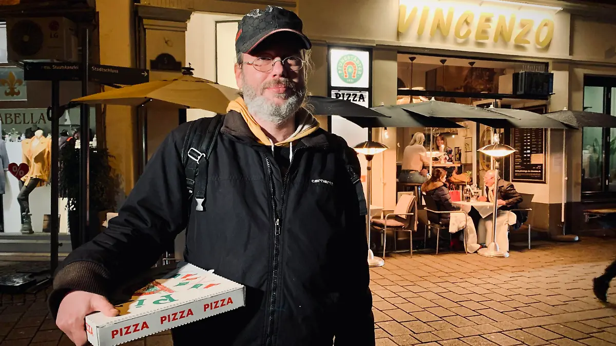 Daniel Nauheim muss Flaschen sammeln, um über die Runden zu kommen. Er ist dankbar für das Angebot in Wiesbaden: "Wenn ich genug zusammen bekommen habe, dann zahle ich meine Pizza hier auch."