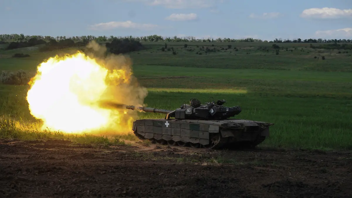 07.06.2023, Ukraine, Tschassiw Jar: Ein ukrainischer Panzer feuert in der Nähe von Tschassiw Jar, dem Schauplatz heftiger Kämpfe mit den russischen Streitkräften. Foto: Iryna Rybakova/AP/dpa +++ dpa-Bildfunk +++