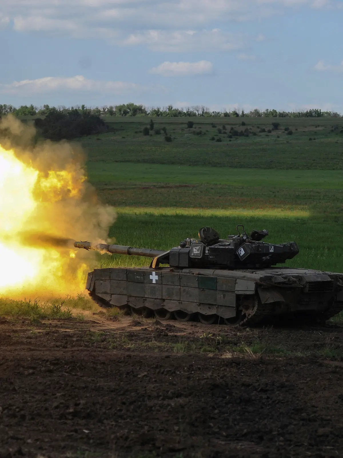 07.06.2023, Ukraine, Tschassiw Jar: Ein ukrainischer Panzer feuert in der Nähe von Tschassiw Jar, dem Schauplatz heftiger Kämpfe mit den russischen Streitkräften. Foto: Iryna Rybakova/AP/dpa +++ dpa-Bildfunk +++