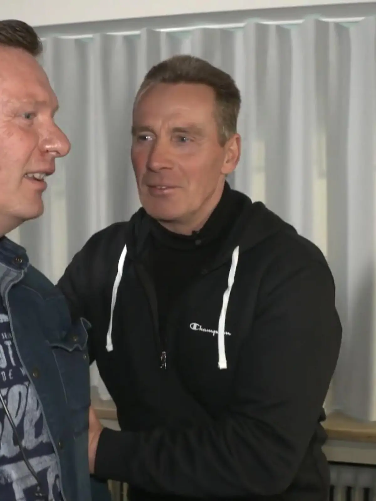 Bild zu: "Jürgen Milski mit Bruder Peter im Tonstudio"
