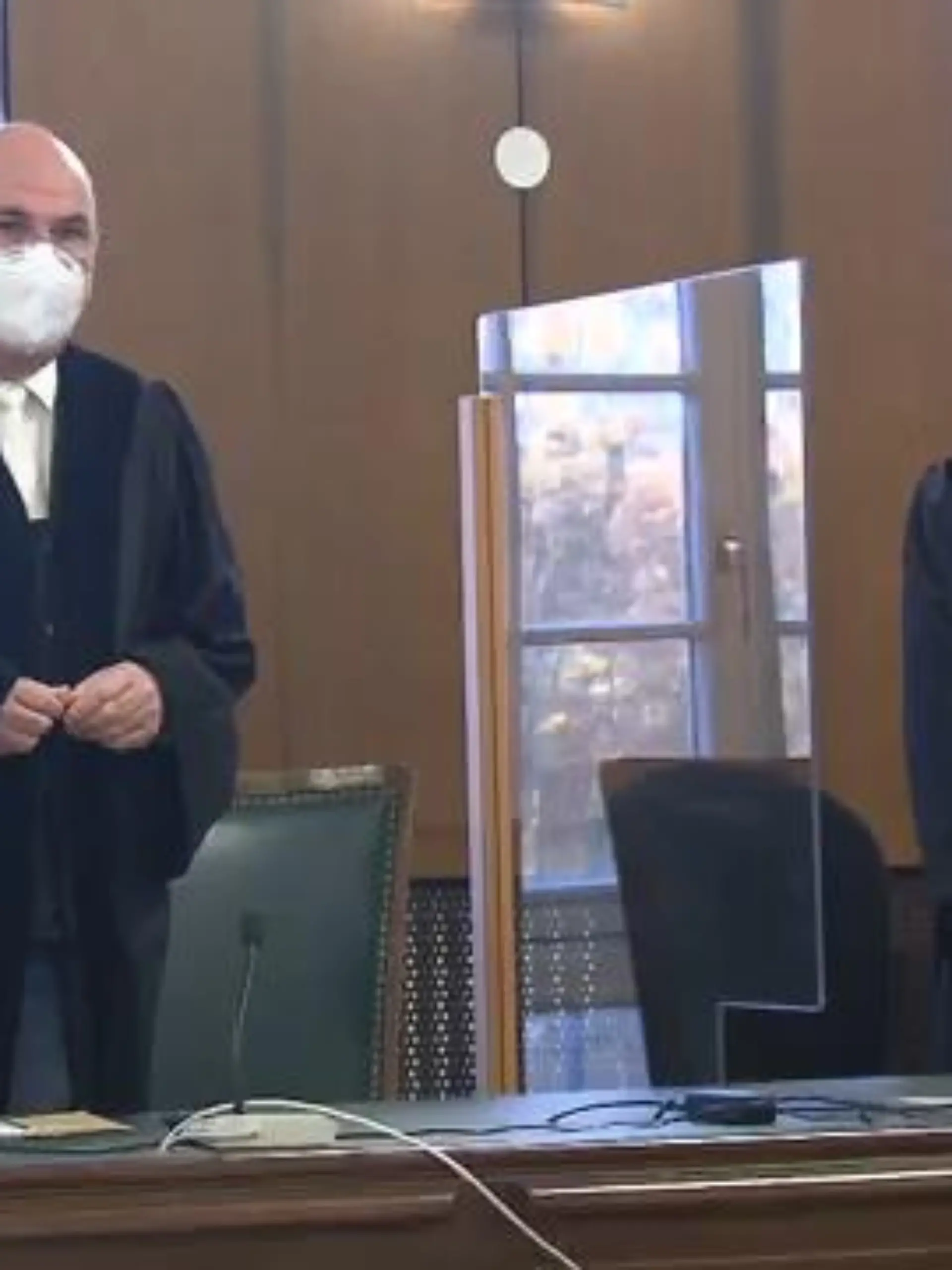 In Hessens Gerichten stapelt sich die Arbeit. Der Grund? Es fehlen rund 200 Richter und Staatsanwälte. Verfahren dauern immer länger, teilweise mussten schon Häftlinge aus der Untersuchungshaft entlassen werden, weil gesetzliche Fristen abgelaufen sind. Die Richter und Staatsanwälte häufen Überstunden an. Der hessische Richterbund schlägt nun Alarm.