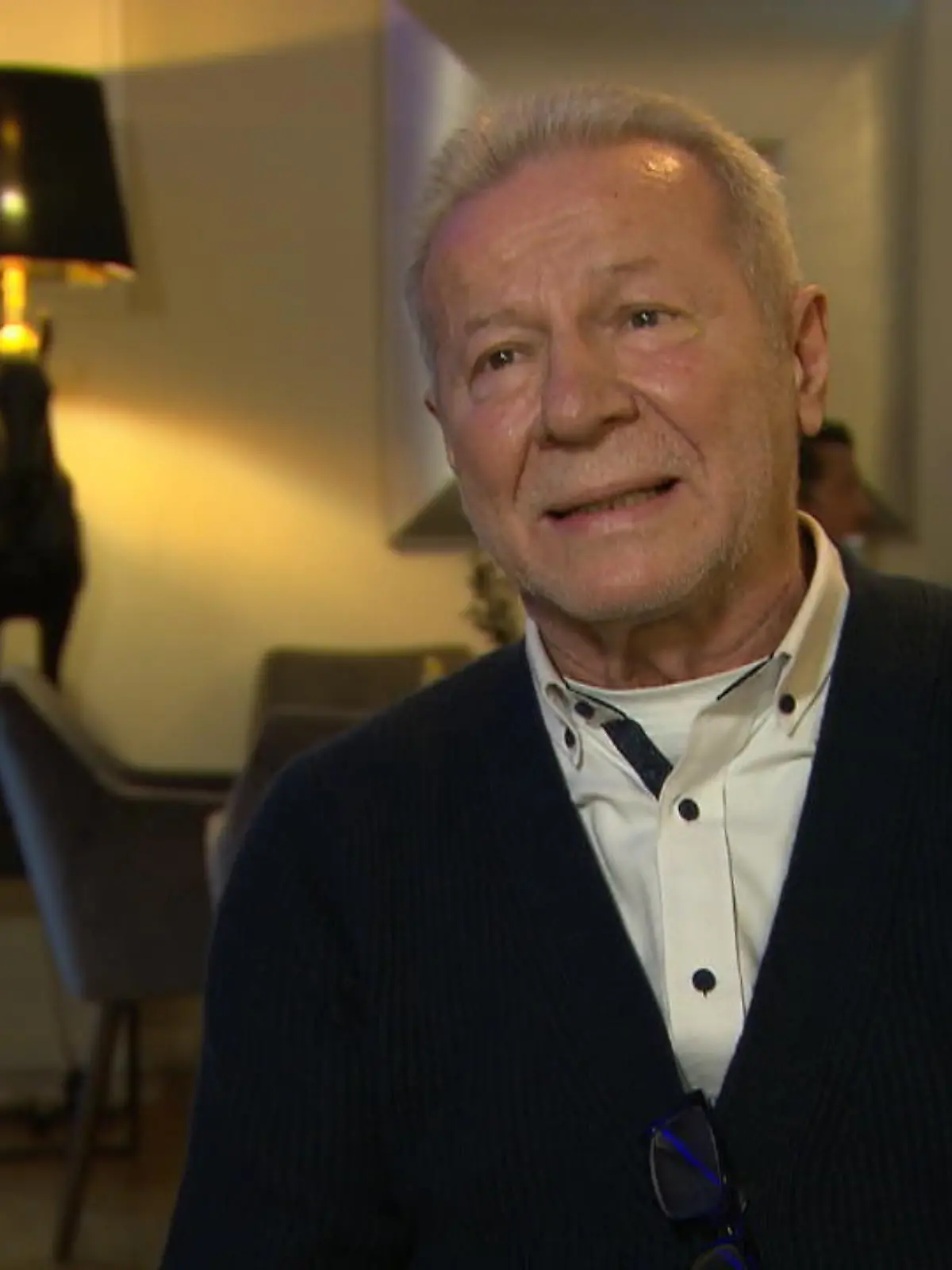 Vincenzo (71) ist nicht nur einer von vielen Pizzabäckern. Sondern einer, der ein besonders großes Herz für Menschen in Not hat. Obwohl er selbst unter der Corona-Krise leidet, verschenkt der Gastronom aus Wiesbaden Pizzen an jene, die sich wegen der Pandemie das Essen nicht leisten können. Und das schon seit fast zwei Jahren.