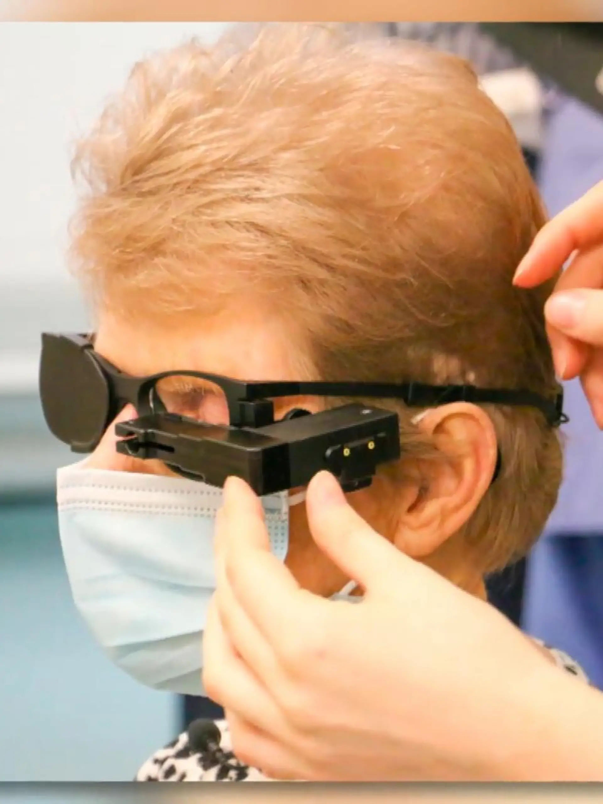 Ein bionisches Augenimplantat lässt eine blinde 88-Jährige aus England wieder sehen. Die Großmutter ist die erste Patientin in England, die von einer bahnbrechenden Behandlung profitiert.