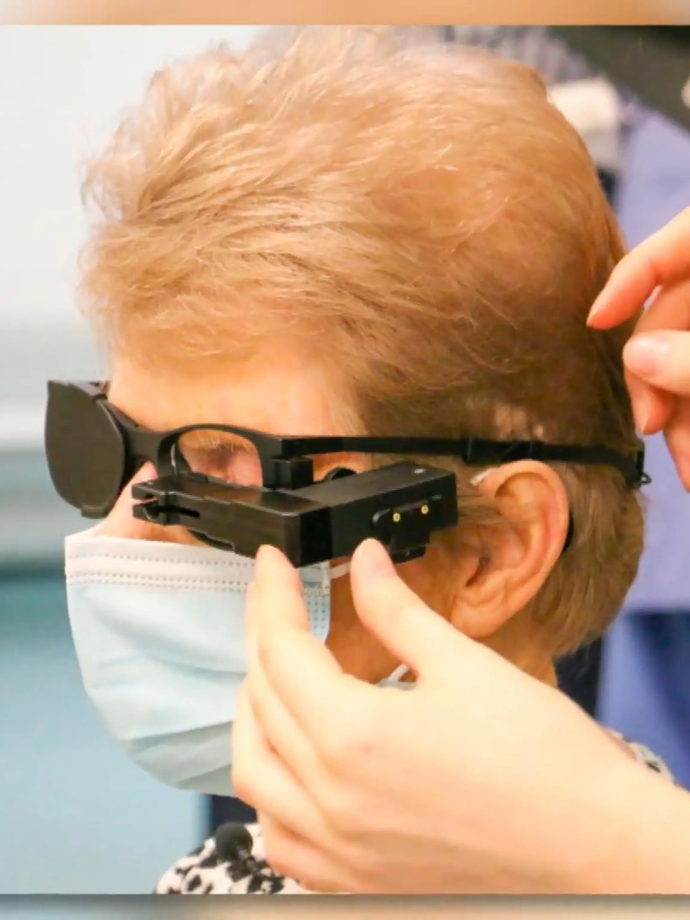 Ein bionisches Augenimplantat lässt eine blinde 88-Jährige aus England wieder sehen. Die Großmutter ist die erste Patientin in England, die von einer bahnbrechenden Behandlung profitiert.