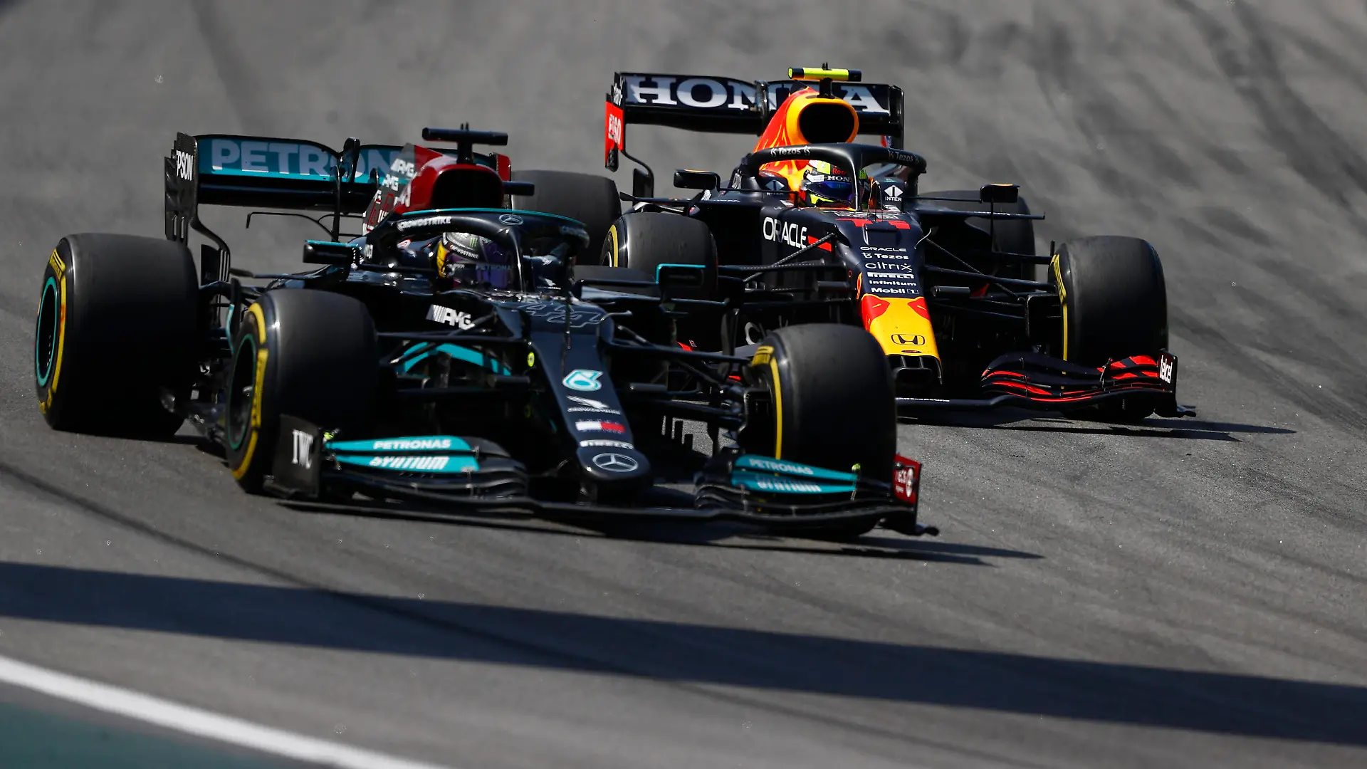 Formula 1 2021: Brazilian GP AUToDROMO JOS CARLOS PACE, BRAZIL - NOVEMBER 14: Sir Lewis Hamilton, Mercedes W12, leads Max Verstappen, Red Bull Racing RB16B during the Brazilian GP at Autodromo Jos Carlos Pace on Sunday November 14, 2021 in Sao Paulo, Brazil. Photo by Andy Hone / LAT Images Images PUBLICATIONxINxGERxSUIxAUTxHUNxONLY GP2119_182855_ONZ2366