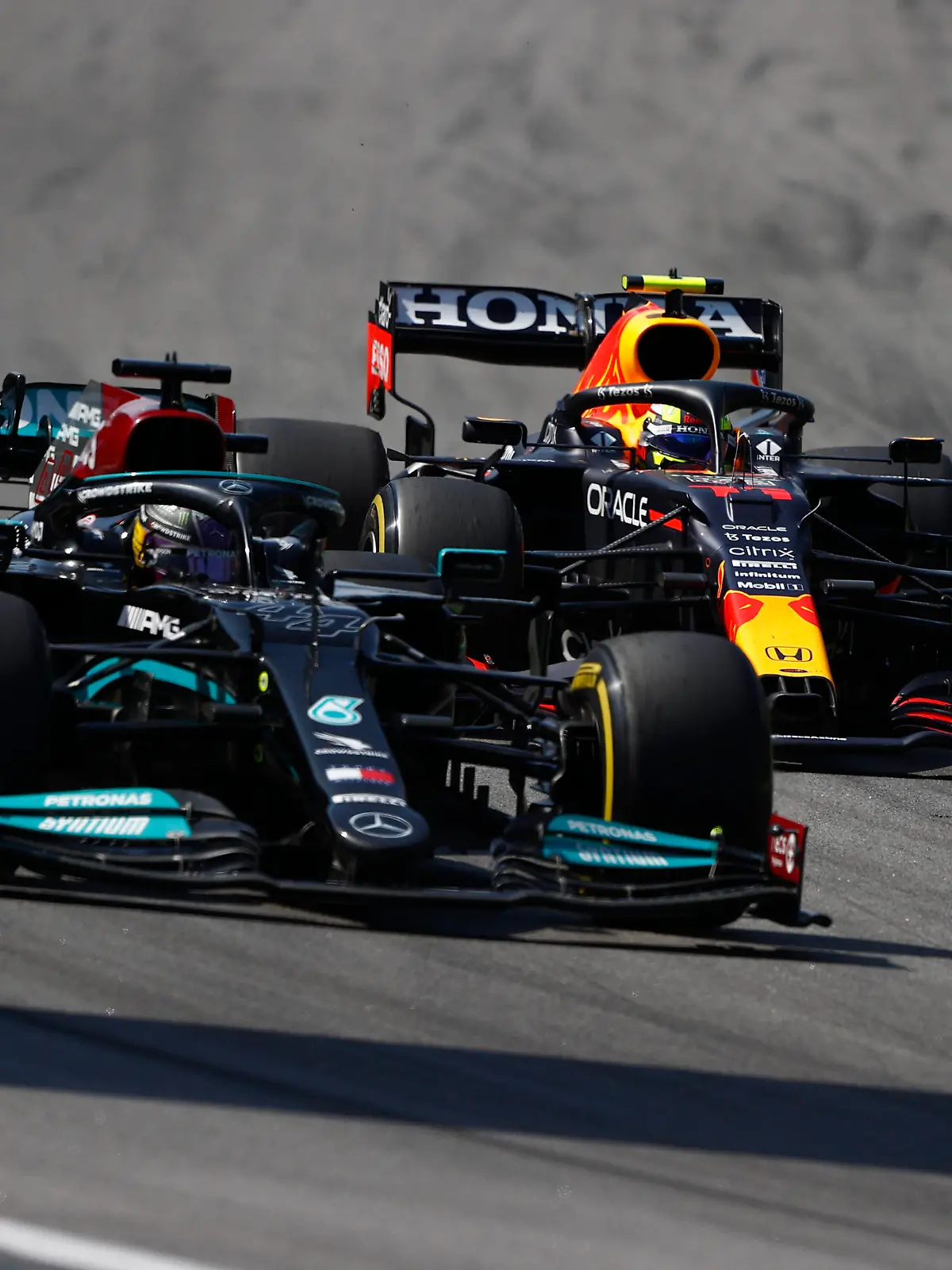 Formula 1 2021: Brazilian GP AUToDROMO JOS CARLOS PACE, BRAZIL - NOVEMBER 14: Sir Lewis Hamilton, Mercedes W12, leads Max Verstappen, Red Bull Racing RB16B during the Brazilian GP at Autodromo Jos Carlos Pace on Sunday November 14, 2021 in Sao Paulo, Brazil. Photo by Andy Hone / LAT Images Images PUBLICATIONxINxGERxSUIxAUTxHUNxONLY GP2119_182855_ONZ2366 