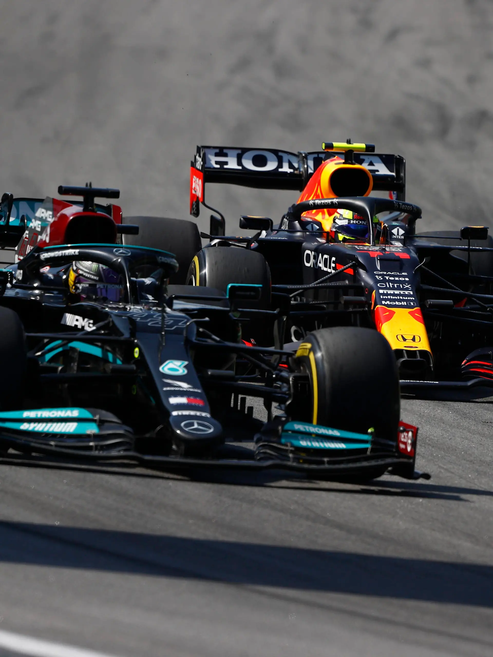 Formula 1 2021: Brazilian GP AUToDROMO JOS CARLOS PACE, BRAZIL - NOVEMBER 14: Sir Lewis Hamilton, Mercedes W12, leads Max Verstappen, Red Bull Racing RB16B during the Brazilian GP at Autodromo Jos Carlos Pace on Sunday November 14, 2021 in Sao Paulo, Brazil. Photo by Andy Hone / LAT Images Images PUBLICATIONxINxGERxSUIxAUTxHUNxONLY GP2119_182855_ONZ2366 